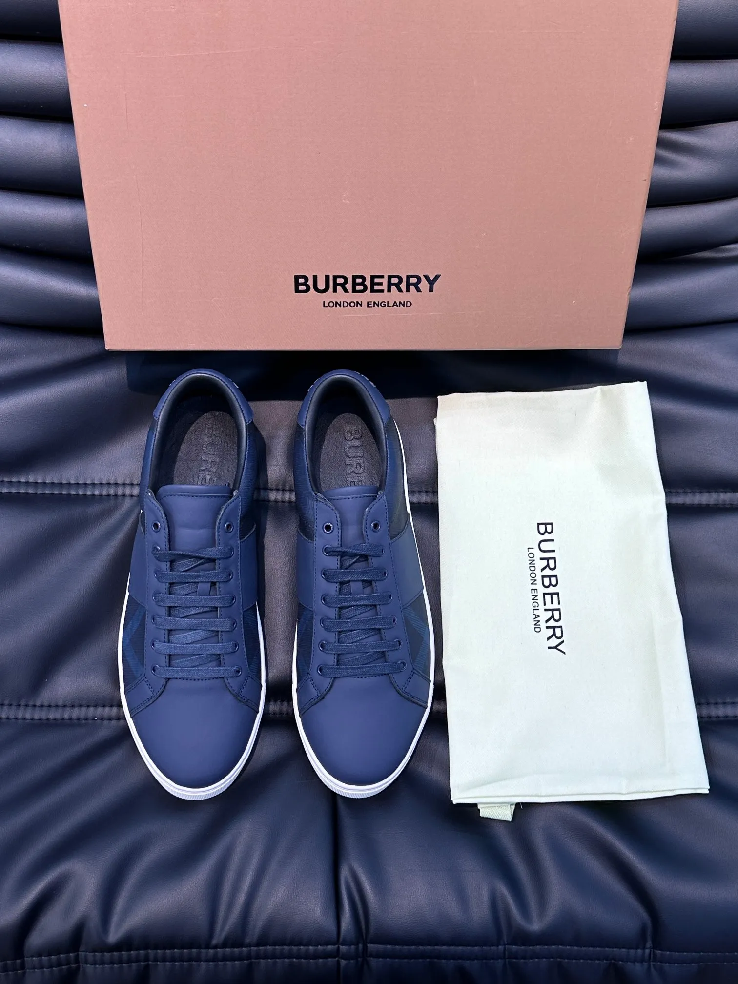 ¥380 B's men's classic low-top sneakers are reinterpreted in Vintage plaid cotton material and decorated with a new brand logo. First-layer cowhide lining, embossed Burberry logo on the heel, and original TPU outsole! Size: 38-44 (45 46 customized)
